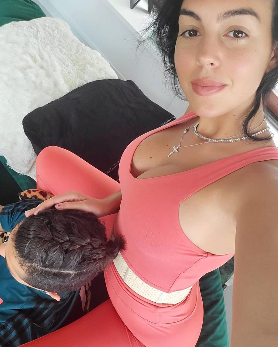 FOTO Georgina i-a pregătit un nou look lui Cristiano Ronaldo » Cum se va prezenta starul lui Juve la reluarea pregătirilor