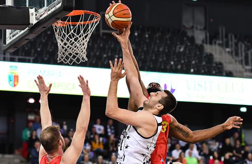 Duel dintr-un meci U BT Cluj-Napoca și Steaua FOTO sportpictures.eu
