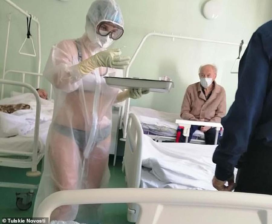 FOTO O asistentă a apărut în lenjerie intimă în fața pacienților: „Nu am realizat că e transparent costumul de protecție”