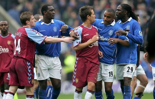 Lee Hendrie (centru) a trecut prin clipe dificile