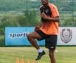 FOTO CFR Cluj a reluat pregătirile! Dan Petrescu, singurul cu mască la antrenament