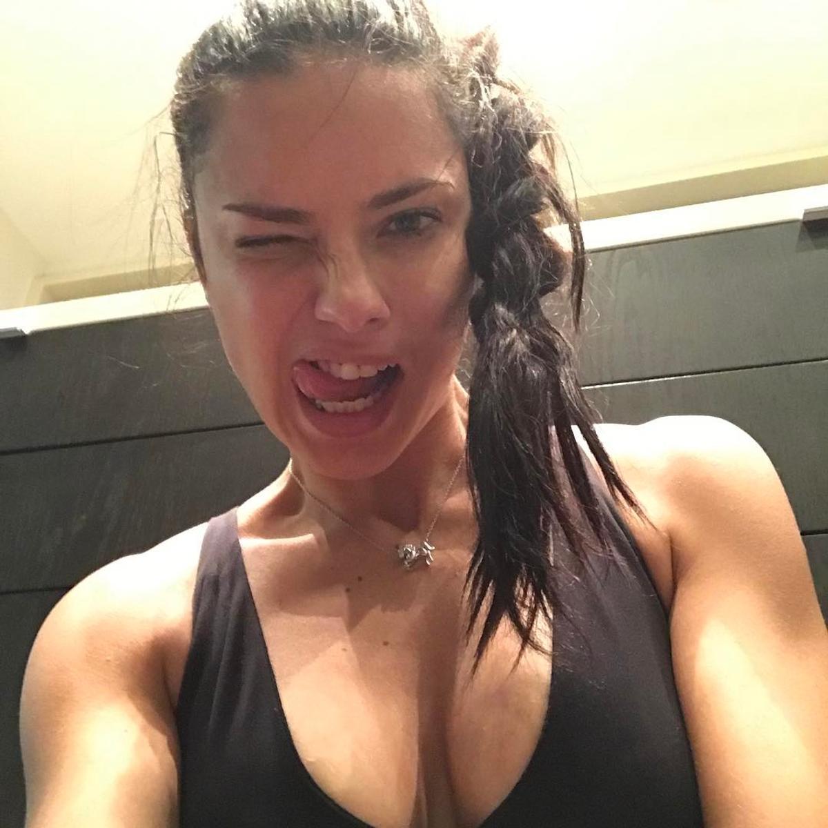 FOTO Un român o ajută pe superba Adriana Lima să se mențină în formă