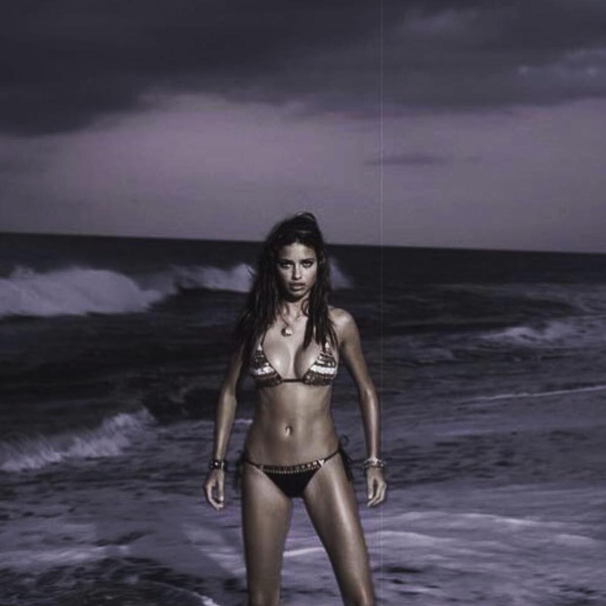 FOTO Un român o ajută pe superba Adriana Lima să se mențină în formă