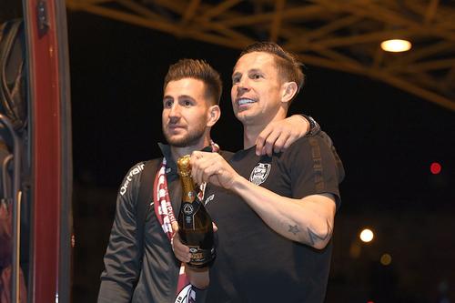 Deac și Păun au desfăcut șampania după sosirea la Cluj Napoca