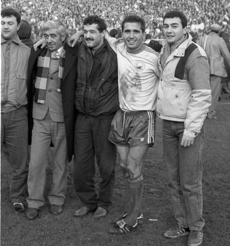 Becali, în centru, alături de Hagi Bișnițarul de la Patria
