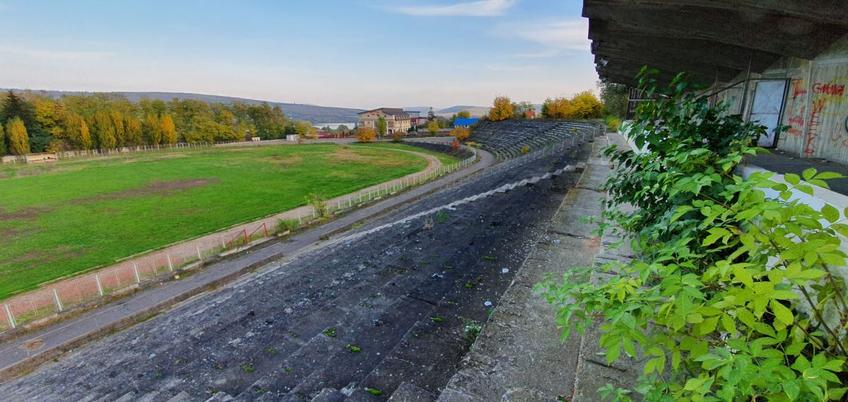 Bălăriile au pus stăpânire pe vechea arenă din Fălticeni