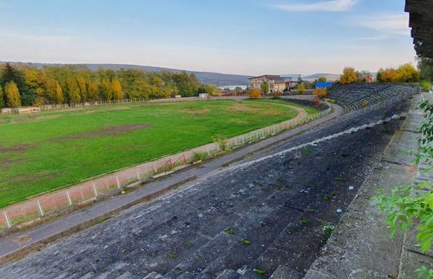 Abandonat de 18 ani » Stadionul din Fălticeni, lăsat de izbeliște de autorități după desființarea clubului, arată acum ca o relicvă preistorică