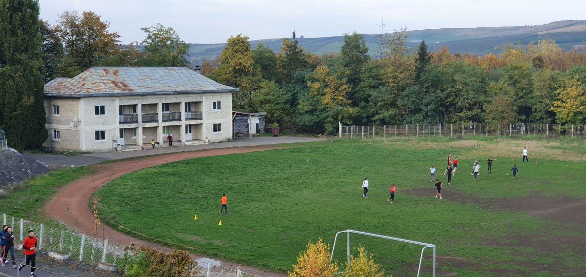 Abandonat de 18 ani » Stadionul din Fălticeni, lăsat de izbeliște de autorități după desființarea clubului, arată acum ca o relicvă preistorică