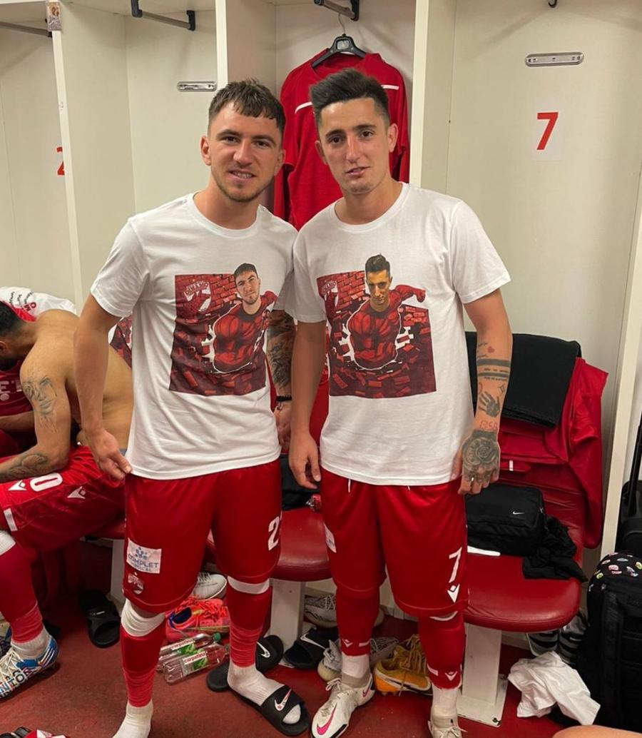 Deian Sorescu și Steliano Filip, în vestiar, după finalul campionatului, cu tricourile speciale FOTO: instagram.com/stelianofilip7 Dinamo, party la un restaurant de lux după evitarea retrogradării! Narghilea și tricouri personalizate pentru „câinii” lui Uhrin