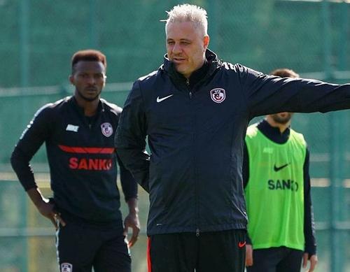 Marius Șumudică (50 de ani) spune că zilele următoare va da un răspuns final în ceea ce privește venirea la FCSB. Semnarea contractului depinde și de opinia oamenilor din staff-ul antrenorului.