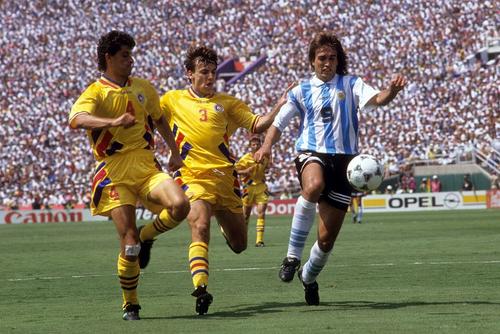 Miodrag Belodedici și Didi Prodan încercând să-l oprească pe Batistuta la CM 1994
(foto: Imago)