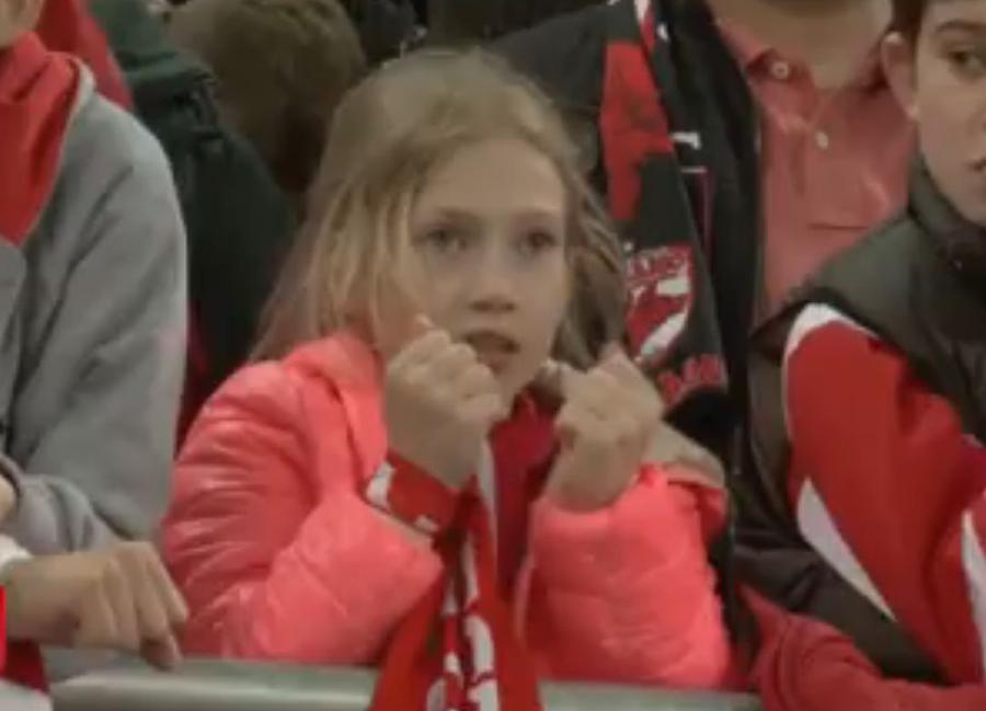 Maria Coman, 13 ani, multiplă campioană națională la volei și atletism, surprinsă aici la un meci mai vechi, în PCH. Captură Pro TV Zeci de întâmplări ciudate și-o minune