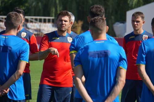 Narcis Răducan (46 de ani) e sigur că Marius Șumudică (50 de ani) nu va accepta oferta lui Gigi Becali și vine cu o nouă variantă de antrenor pentru FCSB, Adrian Mutu (42 de ani).