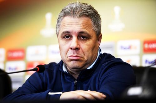 Marius Șumudică (50 ani) e deranjat de faptul că nu e luat în calcul de oficialii Rapidului pentru o posibilă colaborare, asta după ce postul lui Mihai Iosif este din ce în ce mai nesigur, în urma rezultatelor modeste din ultima perioadă.