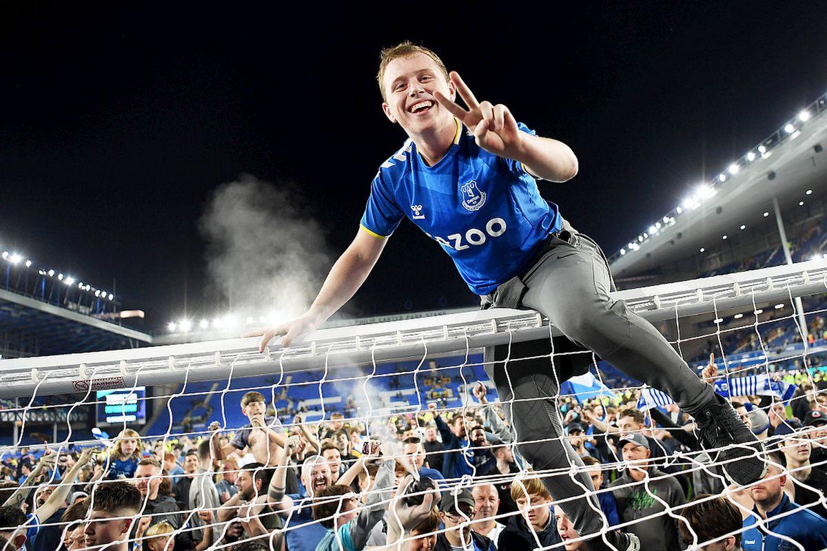 Scene uluitoare pe Goodison Park » Condusă la pauză, 0-2, Everton a scăpat de retrogradare! La final, fanii au transformat terenul într-o „mare albastră”