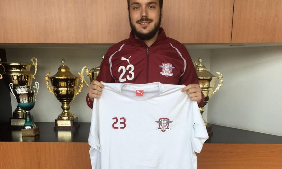 Puțanu prezintă tricoul Rapidului, club cu care a semnat un contract neînregistrat la LPF Mărturia unui căpitan de națională ajuns muncitor în Germania: „Credeam că mi se cuvine totul. Începusem să mă relaxez și să cred că totul vine de la sine”