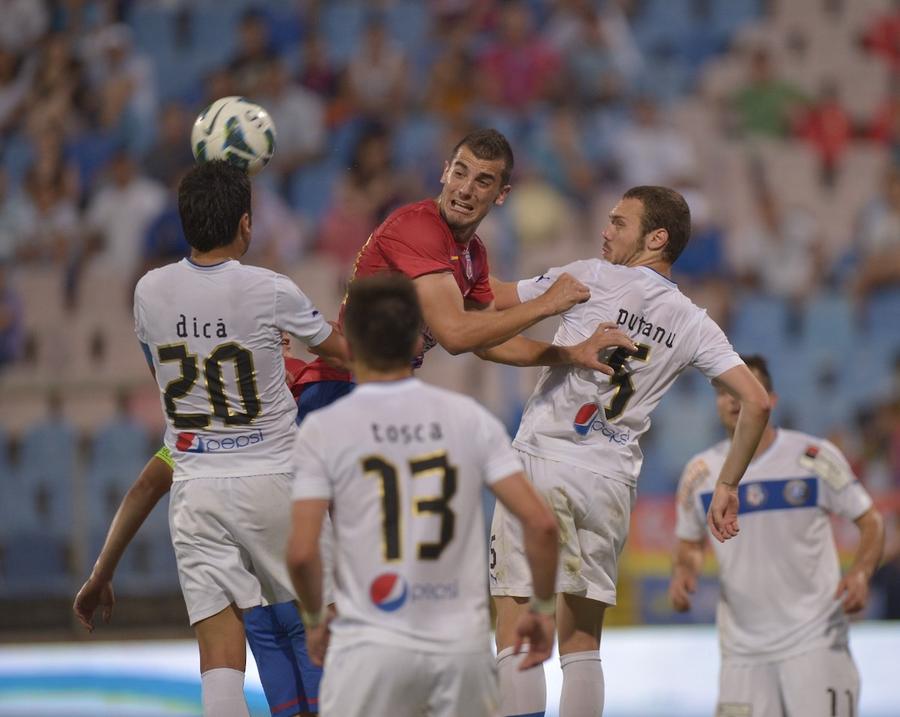 Puțanu respinge. Fază din meciul FCSB - Viitorul 2-5 despre care George Becali a spus că a fost omenie Mărturia unui căpitan de națională ajuns muncitor în Germania: „Credeam că mi se cuvine totul. Începusem să mă relaxez și să cred că totul vine de la sine”