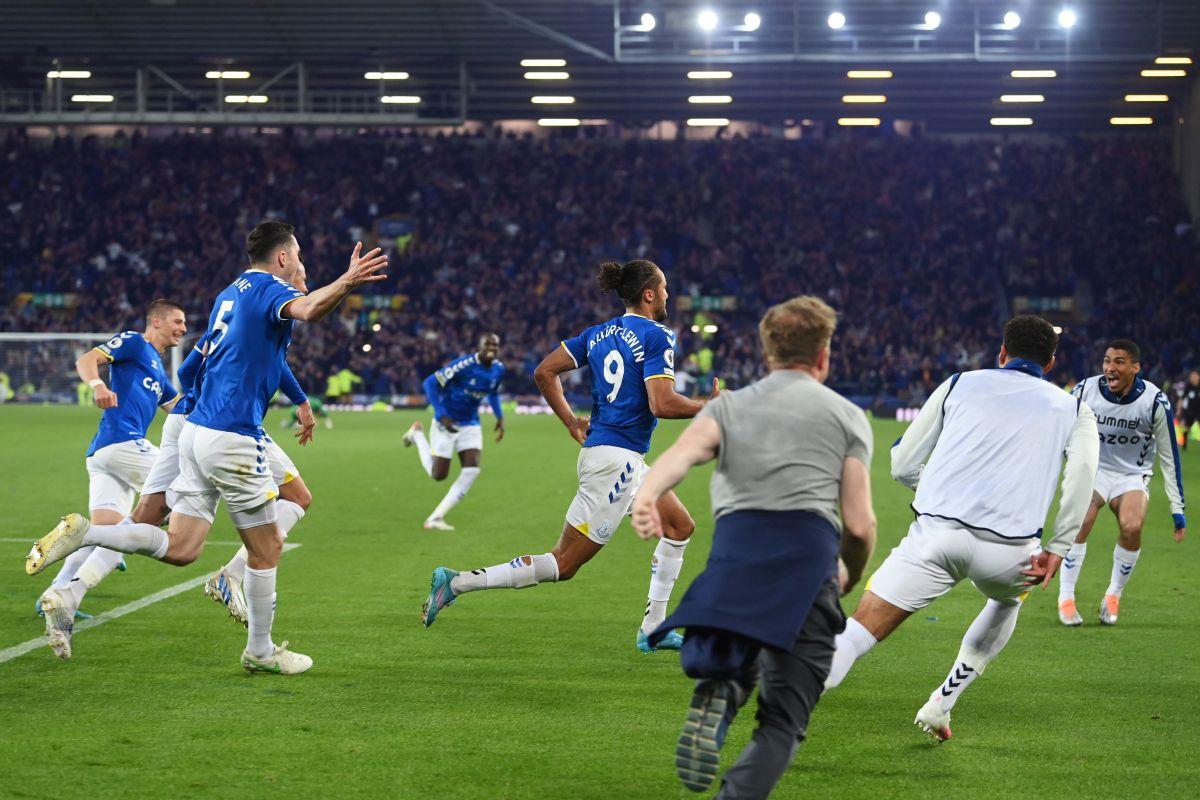 Scene uluitoare pe Goodison Park » Condusă la pauză, 0-2, Everton a scăpat de retrogradare! La final, fanii au transformat terenul într-o „mare albastră”