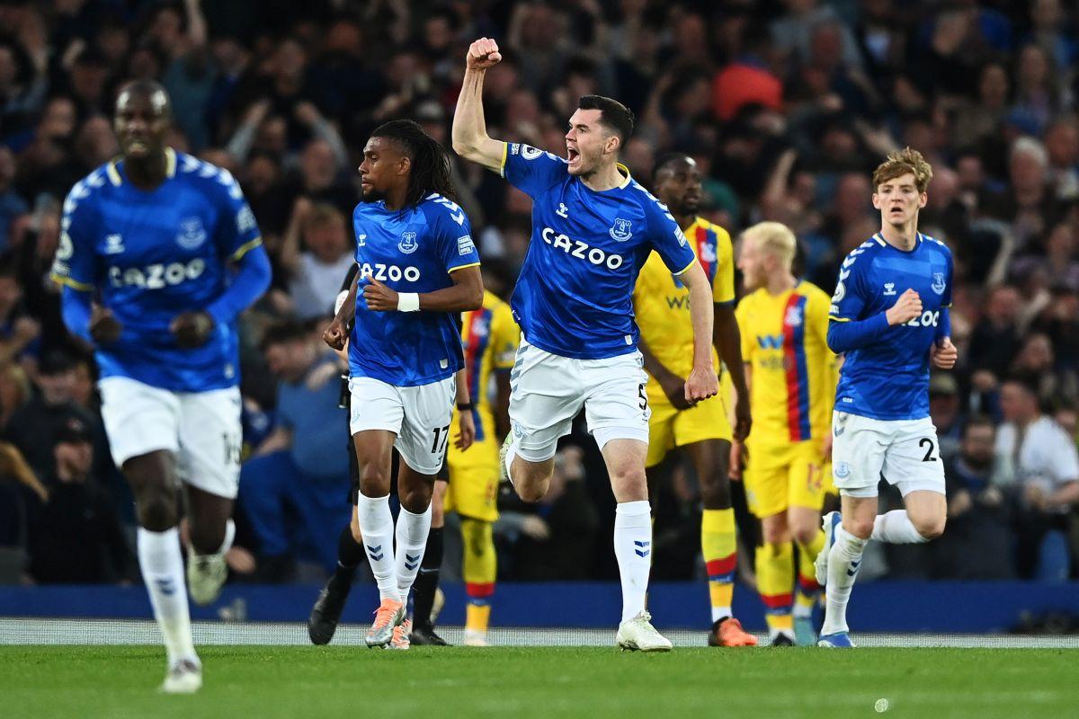 Scene uluitoare pe Goodison Park » Condusă la pauză, 0-2, Everton a scăpat de retrogradare! La final, fanii au transformat terenul într-o „mare albastră”