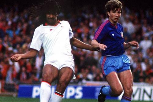 Dan Petrescu, în duel cu Ruud Gullit, în timpul finalei CCE din 1989 / Sursă foto: Imago Images