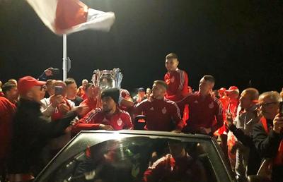 Noapte albă la Sfântu Gheorghe » Fotbaliștii lui Sepsi au sărbătorit pe străzi alături de fani: „Cupa a ajuns acasă”