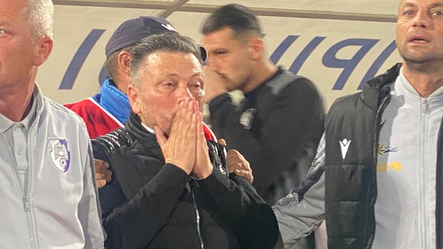 10 lucruri observate de reporterul GSP la FC Argeș - Petrolul » Tămâie, ghete de împrumut, pizza și tricouri aruncate fanilor