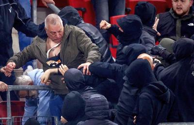 Knollsy, eroul lui West Ham! Suporterul englez care s-a luptat cu ultrașii olandezi: „Acești lași aveau nevoie de o armată să-l dărâme”