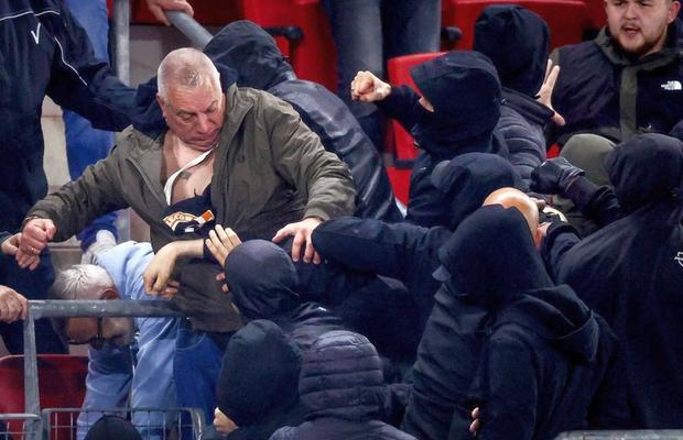 Knollsy, eroul lui West Ham! Suporterul englez care s-a luptat cu ultrașii olandezi: „Acești lași aveau nevoie de o armată să-l dărâme”