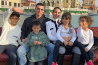 Cristiano, l-ai văzut? Fiul lui Ronaldo s-a îmbrăcat cu echipamentul rivalei :)