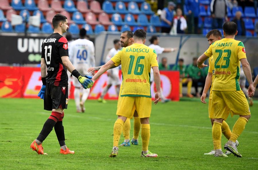 Laurențiu Bucur 10 lucruri observate de reporterul GSP la FC Botoșani - CS Mioveni » Flori, lacrimi, aplauze și multe debuturi