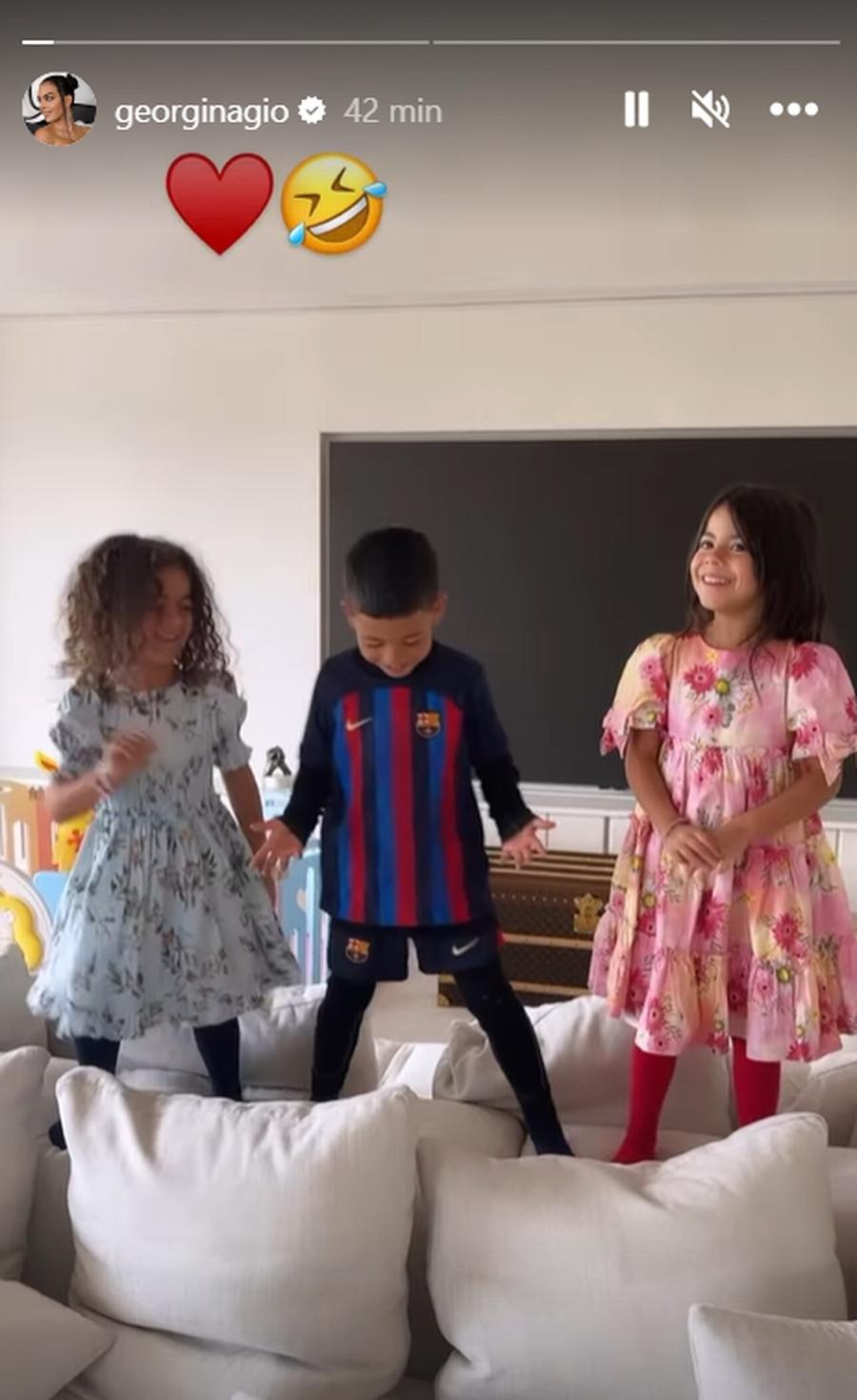 Cristiano, l-ai văzut? Fiul lui Ronaldo s-a îmbrăcat cu echipamentul rivalei :)