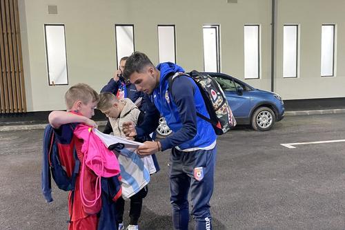 Marco Dulca a împărțit autografe și obiecte personale micilor microbiști