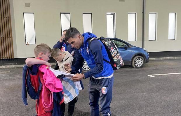 Momentul serii după ce Chindia a retrogradat în Liga 2 » Un fotbalist a dat copiilor tot ce avea la el