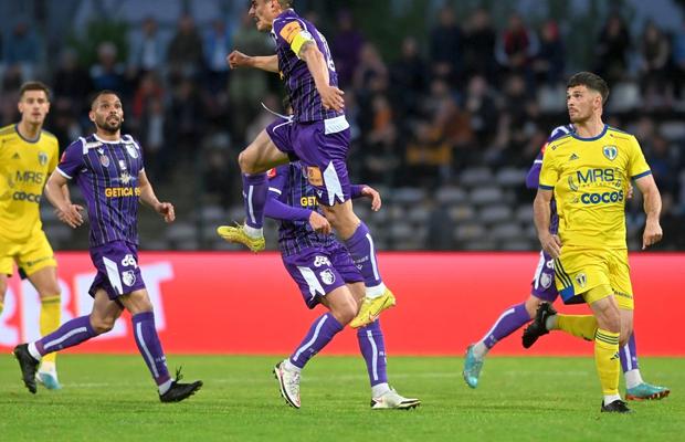 10 lucruri observate de reporterul GSP la FC Argeș - Petrolul » Tămâie, ghete de împrumut, pizza și tricouri aruncate fanilor