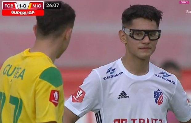 Avem un Davids în Liga 1 » A debutat la 16 ani și joacă purtând ochelari de vedere