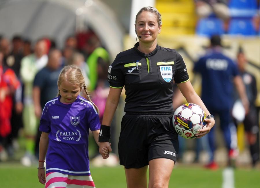 Alina Peșu FOTOGRAFII sportpictures.eu 10 lucruri observate de reporterul GSP la FC Botoșani - CS Mioveni » Flori, lacrimi, aplauze și multe debuturi