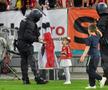 Pe aici se trece? Imaginile serii după Dinamo - Csikszereda, cu o fetiță și un jandarm în prim-plan