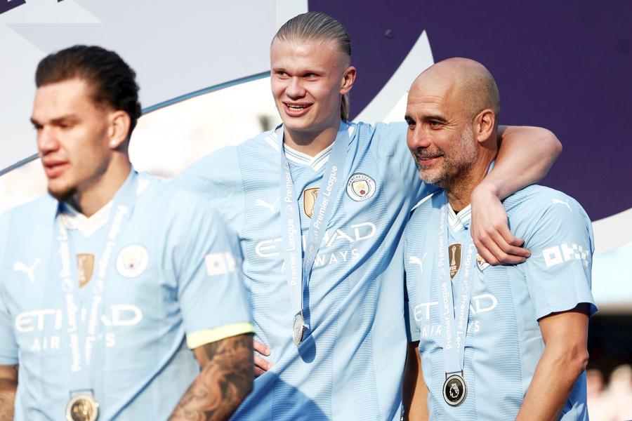 Erling Haaland și Pep Guardiola cu medaliile lui Manchester City Ce înseamnă cele 4 titluri consecutive pentru Manchester City și Pep Guardiola? Și o UMBRĂ: investigația din 2018 care nu s-a terminat nici acum
