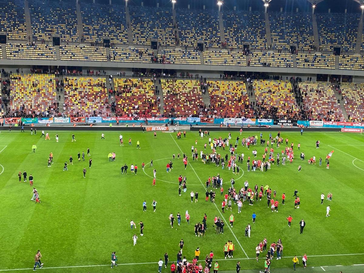 Pe aici se trece? Imaginile serii după Dinamo - Csikszereda, cu o fetiță și un jandarm în prim-plan