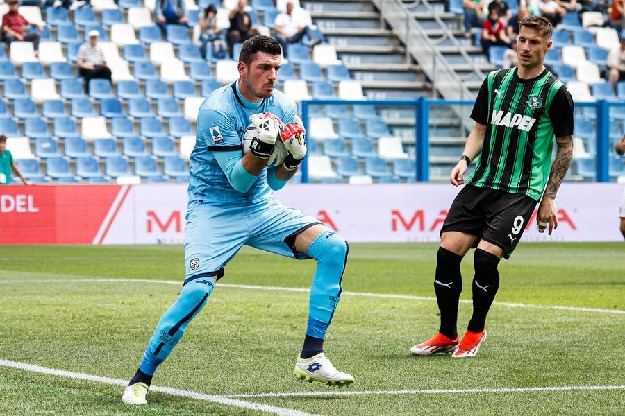Simone Scuffet și Cagliari s-au salvat de la retrogradare în meciul cu Sassuolo. „I neroverdi” vor juca în Serie B în sezonul viitor. Foto: Imago CFR Cluj, afacere de succes » Transferul care i-a adus încă 800.000 de euro în conturi
