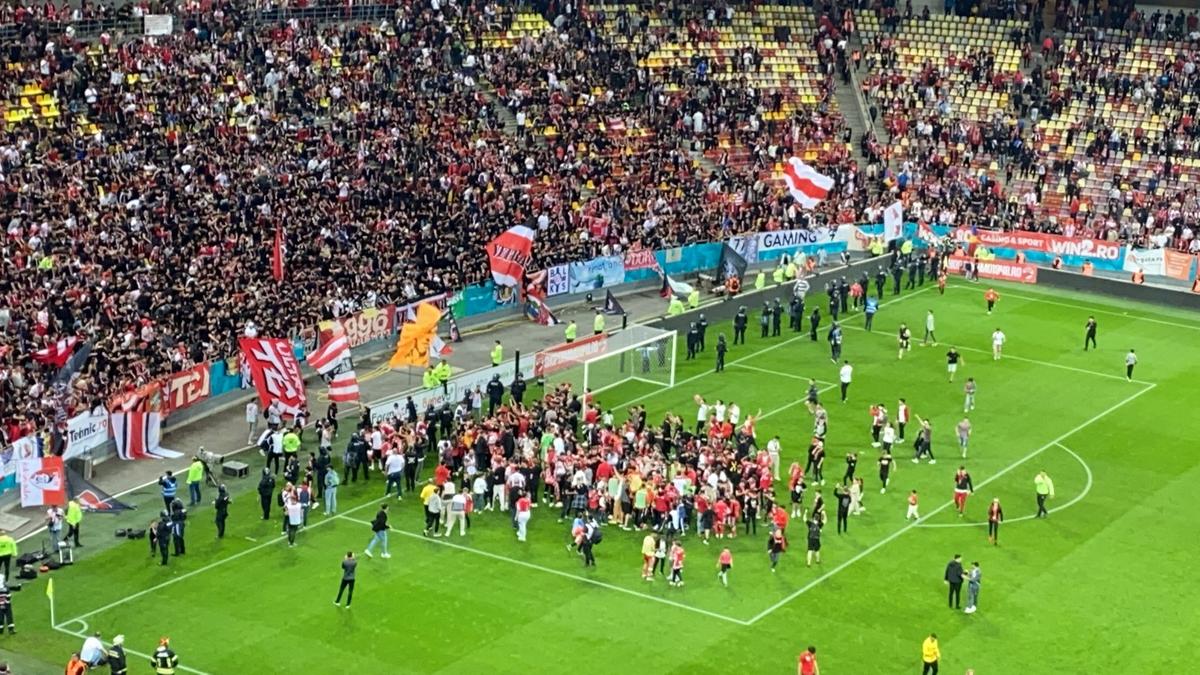 Invazie pe teren după Dinamo - Csikszereda