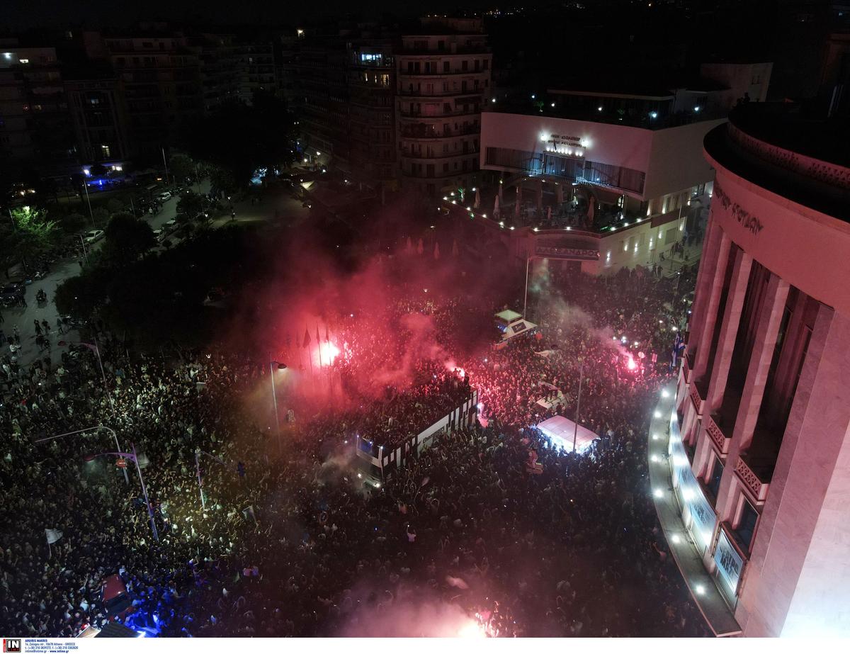 Răzvan Lucescu, așa cum nu l-ai mai văzut vreodată » A dansat pe ritmurile „Made in Romania” și a pasat trofeul cu jucătorii lui: „Iali, iali, iali”