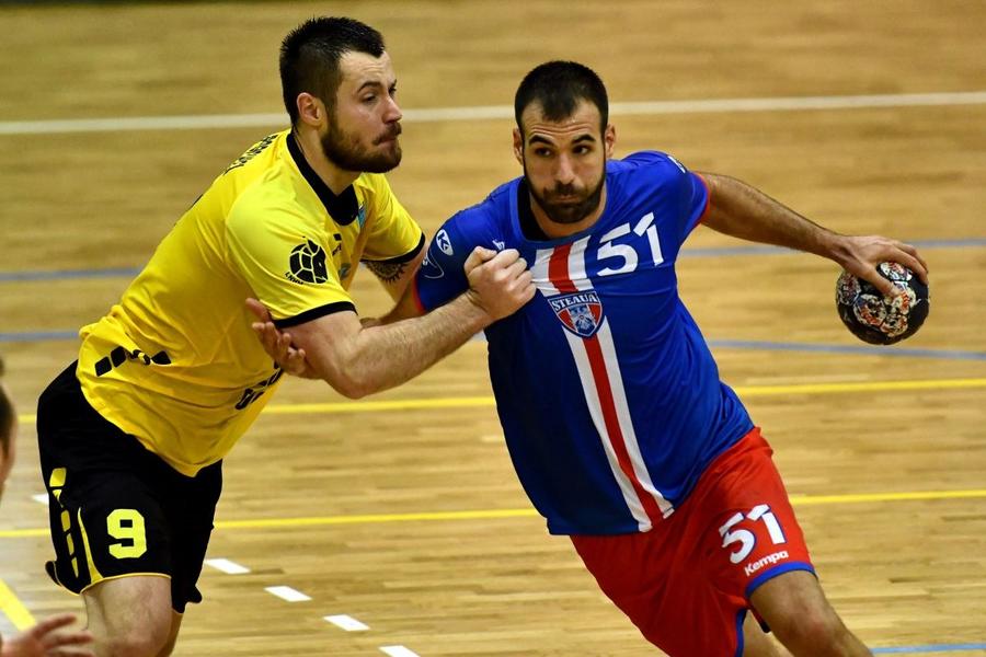 Tiberiu Popovici (stânga) în duel cu Javier Humet într-un meci din 2019 Foto: sportpictures Două cazuri de dopaj în handbalul masculin românesc! De la canabis la steroizi anabolizanți