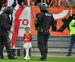 Pe aici se trece? Imaginile serii după Dinamo - Csikszereda, cu o fetiță și un jandarm în prim-plan