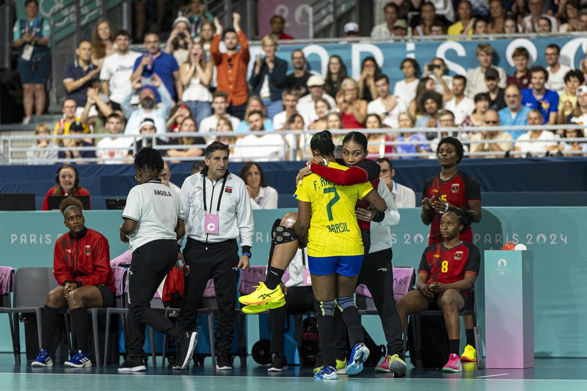 O jucătoare a Gloriei Bistrița, premiată la Gala World Fair Play Awards » Imagini cu gestul care a făcut înconjurul lumii