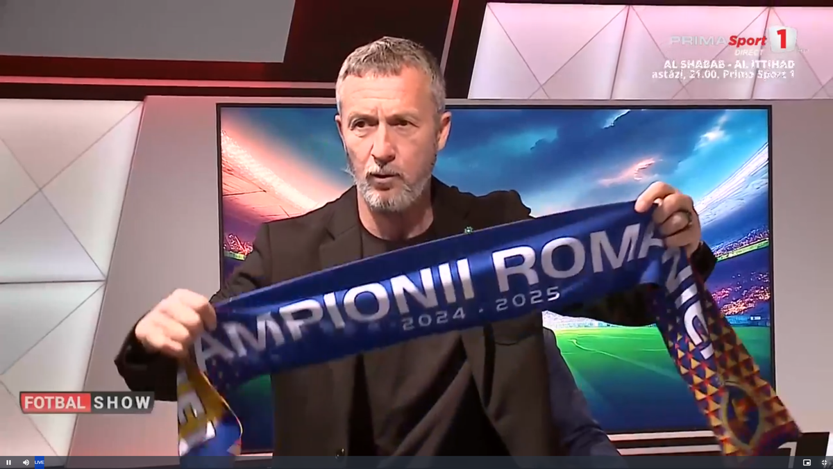 Mihai Stoica s-a ridicat pentru a agăța două fulare de trofeu