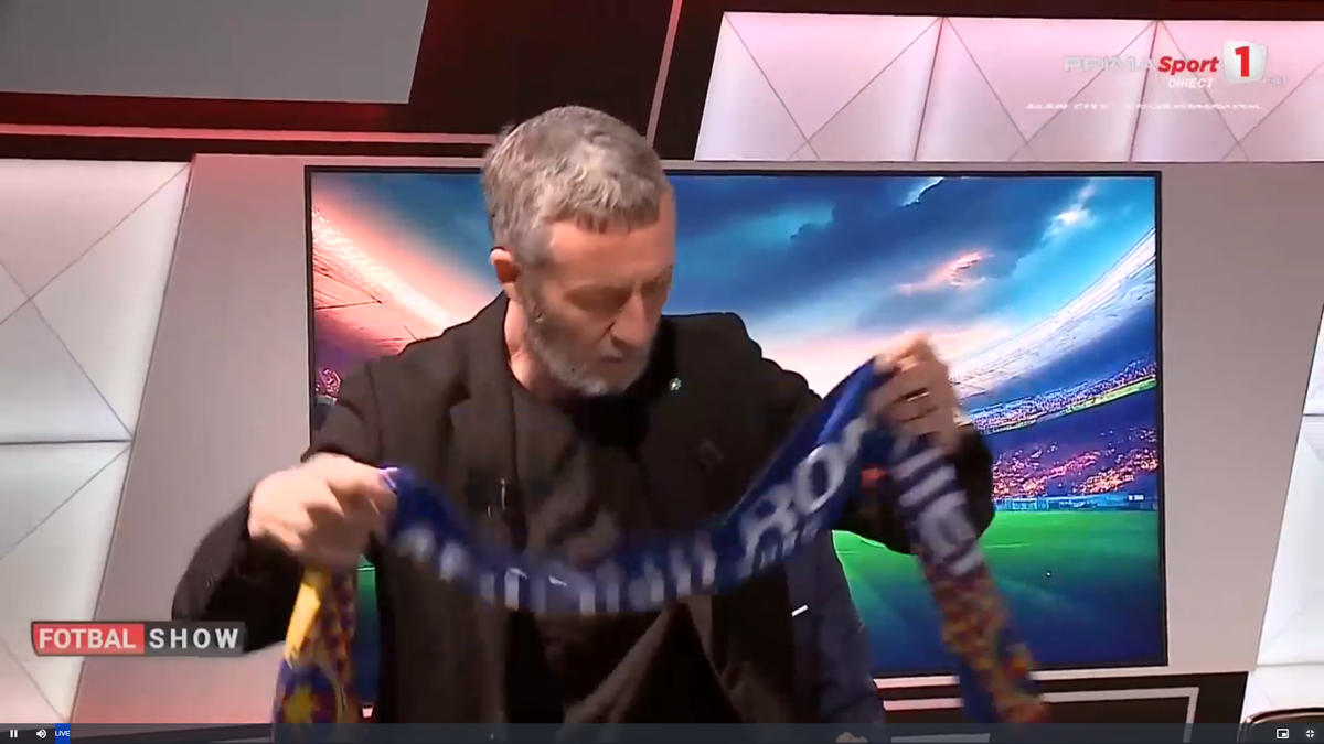Mihai Stoica s-a ridicat pentru a agăța două fulare de trofeu