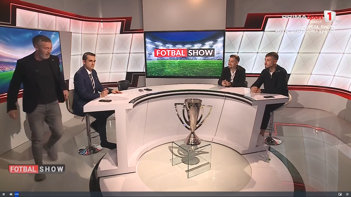 Mihai Stoica s-a ridicat pentru a agăța două fulare de trofeu