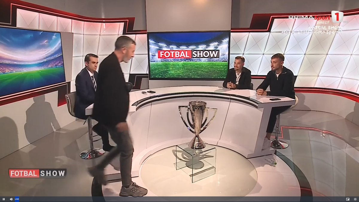 Mihai Stoica s-a ridicat pentru a agăța două fulare de trofeu