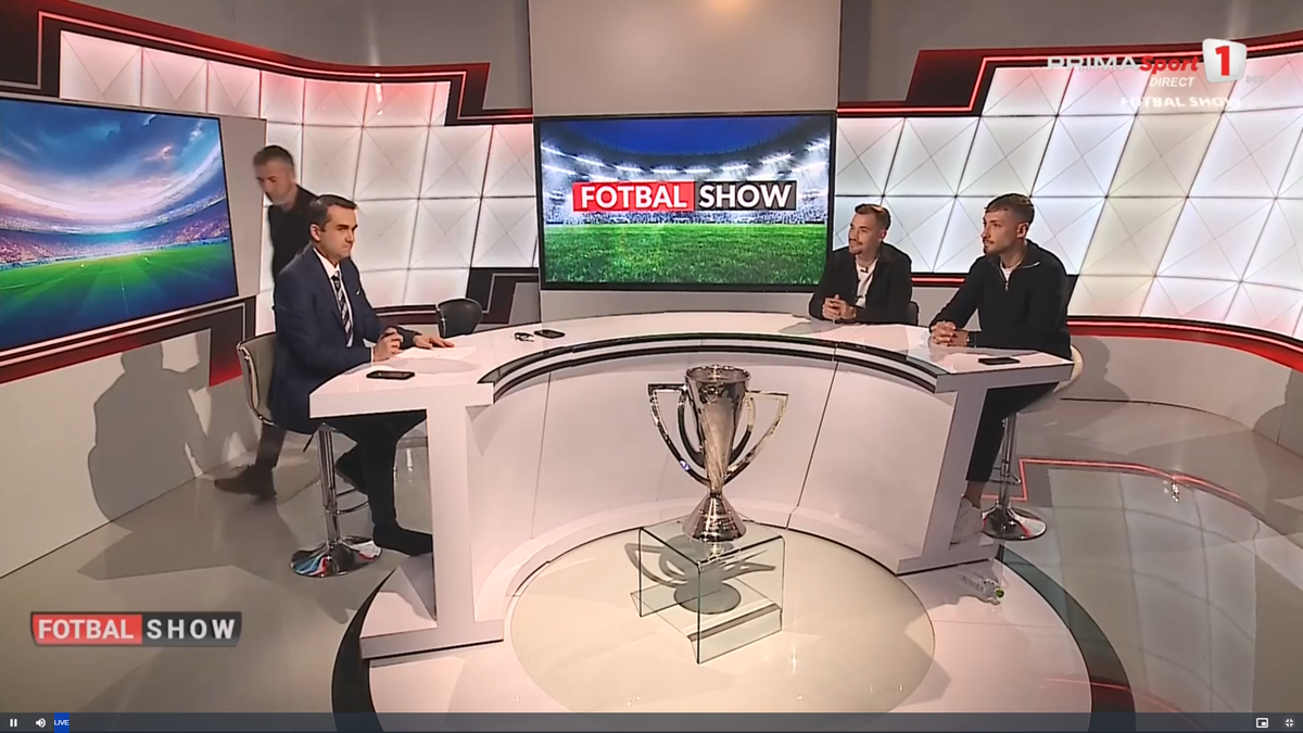 Mihai Stoica s-a ridicat pentru a agăța două fulare de trofeu